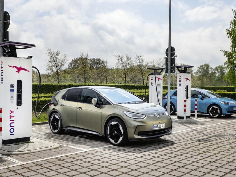 e-auto-beim-laden.jpg Der Bund will mit Zuschüssen den Absatz von E-Autos wieder in Schwung bringen. Für die Neuauflage stehen insgesamt drei Milliarden Euro bereit. (Foto: VW)